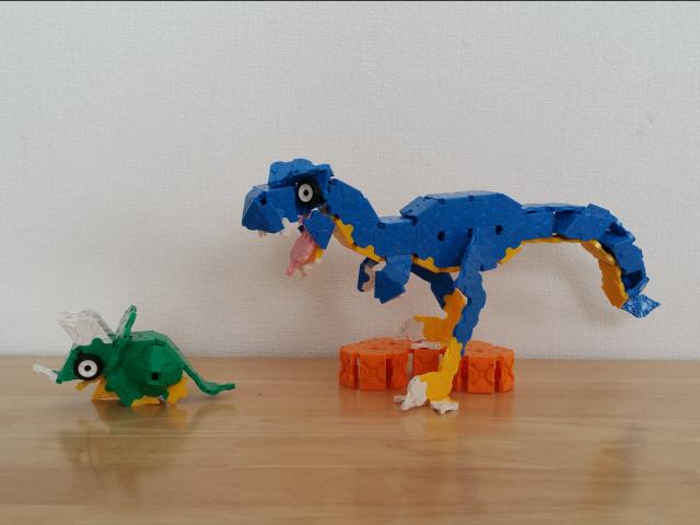トリケラトプスを襲うティラノサウルス