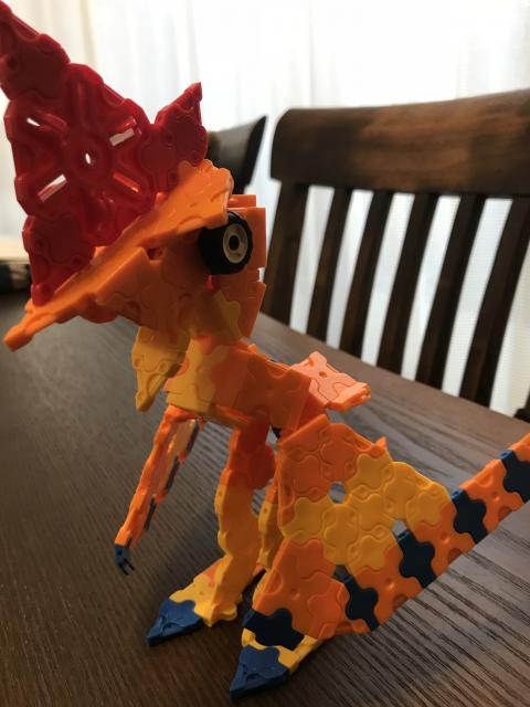 オレンジ色の恐竜
