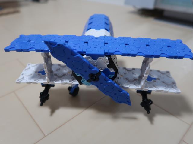 青いプロペラ飛行機