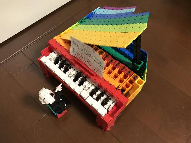 虹色ピアノを弾くバッハ